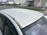une voiture garée sur le côté de la route