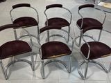 six chaises sont disposées en cercle sur un sol carrelé