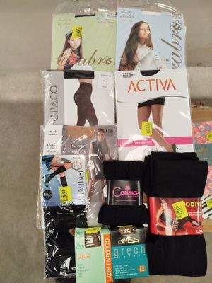 un tas de vêtements et d'accessoires pour femmes de toutes sortes posé par terre