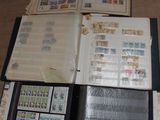 de nombreux types de timbres différents sur les pages d'un livre