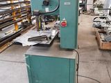une machine placée au milieu d'une pièce