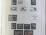 un livre avec un tas de timbres dessus