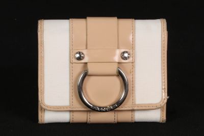 LANCEL - Porte-monnaie en cuir beige et toile crème.