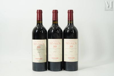 trois bouteilles de vin rouge sont alignées sur une surface blanche