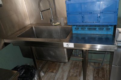 un évier et une poubelle bleue dans la cuisine