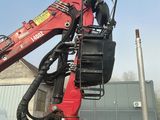 une grue rouge posée à l'arrière d'un camion