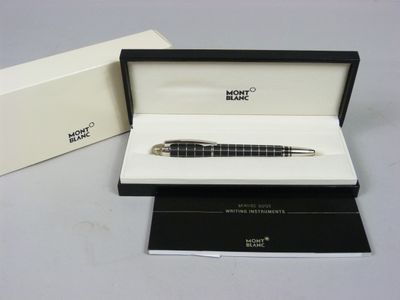 un stylo qui se trouve dans une boîte sur une table