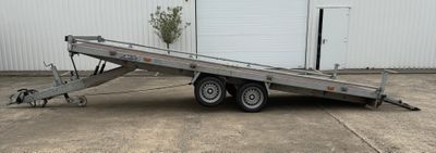 une remorque garée devant un bâtiment
