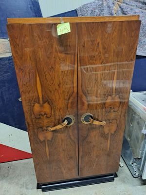 une vitrine en bois avec une porte vitrée, exposée