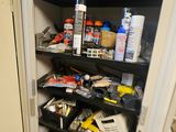 une armoire remplie d'objets, dans une pièce