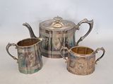 trois tasses et une théière posées sur une table