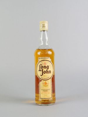 une bouteille d'alcool posée sur une table