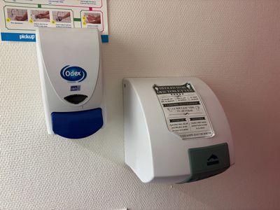 un distributeur de serviettes en papier à côté d'un autre distributeur de serviettes en papier, fixé au mur