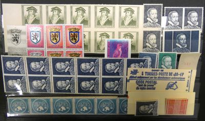 un ensemble de timbres et d'enveloppes exposés sur une table