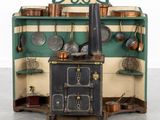 un poêle à l'ancienne sur lequel sont posés des casseroles et des poêles