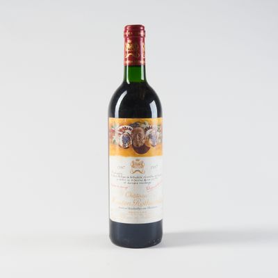 la bouteille de vin est posée sur une surface blanche