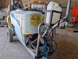 une machine posée sur le sol dans le garage