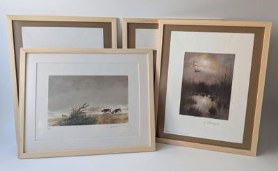 trois reproductions encadrées représentant un cerf et un oiseau dans un champ
