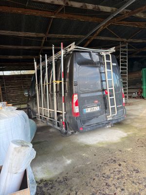 une camionnette garée à l'intérieur d'un bâtiment