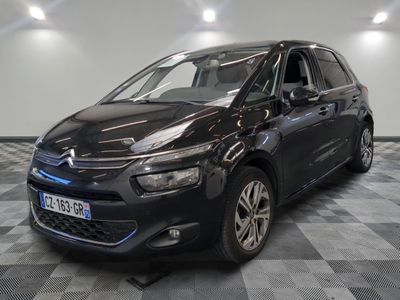 La nouvelle Citroën est prête à être exposée dans le showroom.
