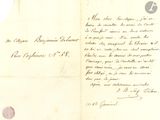 un vieux document sur lequel figure une lettre manuscrite au recto