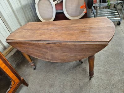 une table en bois sur laquelle sont posées deux chaises