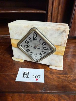 une horloge posée sur une table à côté d'une carte