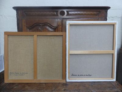 trois photos encadrées posées sur une table à côté d'une commode