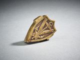 une bague en or ornée d'un symbole maçonnique