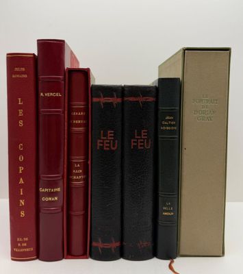 trois livres sont alignés les uns à côté des autres sur une surface blanche