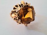 une image représentant une bague ornée d'une grosse citrine facettée