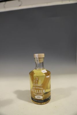 une petite bouteille d'alcool posée sur un comptoir