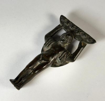 une vieille figurine en bronze représentant un homme tenant un morceau de bois