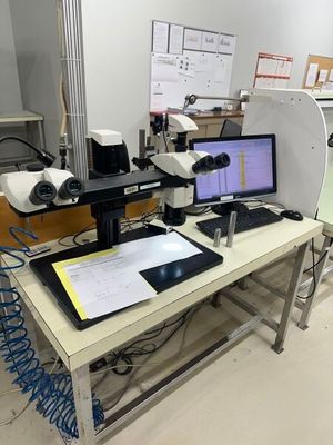 une table sur laquelle sont posés deux écrans et un ordinateur portable