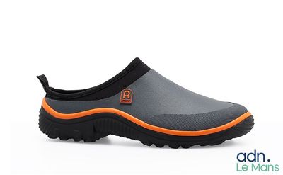 gros plan d'une paire de chaussures sur fond blanc