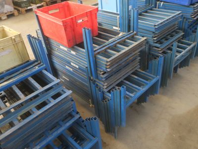 une grande quantité de palettes empilées dans un entrepôt