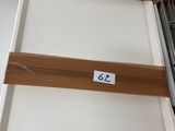 un plateau blanc muni d'une poignée en bois