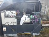 une machine qui se trouve au bord de la voie ferrée