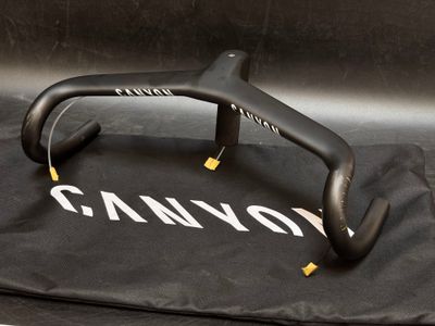une poignée de vélo noire sur un sac noir posé par terre