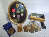 une photo montrant une collection de médailles et d'autres objets posés sur une table