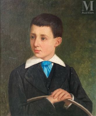 portrait d'un jeune garçon en costume noir et cravate bleue, tenant un livre