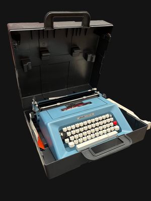 une machine à écrire bleue dans un étui noir sur fond noir