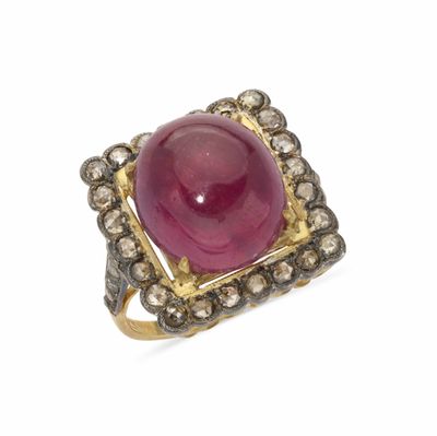 un gros plan d'une bague ornée d'une pierre rose entourée de diamants