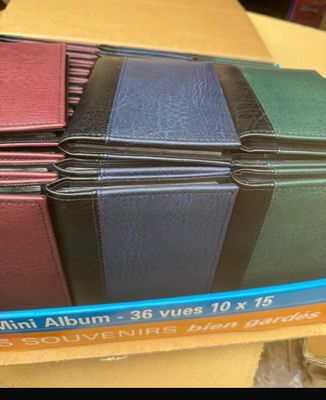 tout un tas de portefeuilles posés sur une table