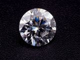 gros plan d'un diamant sur une surface noire