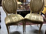 une paire de chaises anciennes dans un magasin, avec un tapis au sol