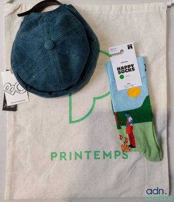un chapeau, des chaussettes et un sac posés sur une table