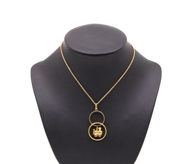 un collier plaqué or orné d'une image en noir et blanc représentant le visage d'une femme