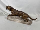 statue en bronze d'un lion sur un rocher sur fond blanc