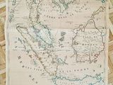 une vieille carte de l'Amérique occidentale et centrale posée sur une natte en osier
